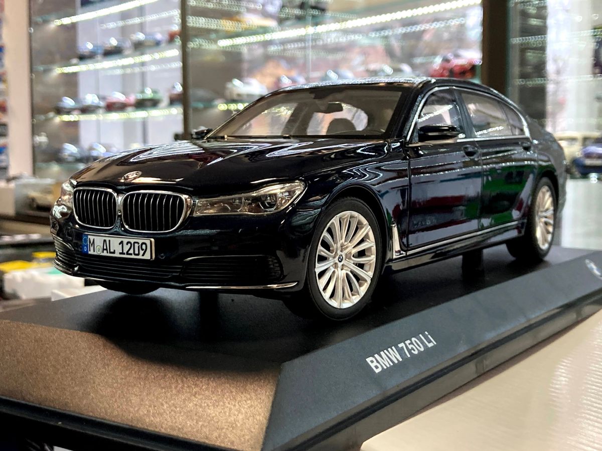 Diecast Model Garage - BMW 750 Li Xdrive G12 2016 1:18 Paragon