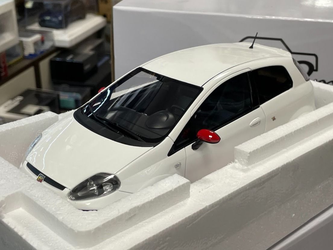 Fiat Punto Abarth EsseEsse 2010 1:18 Otto Mobile OT460