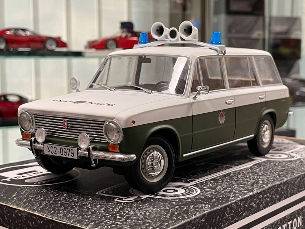 Lada 1200 Kombi 2102 DDR WOLKSPOLIZEI 1970 1:18 Triple9 T9-1800230 !! Apró hiányosság !!