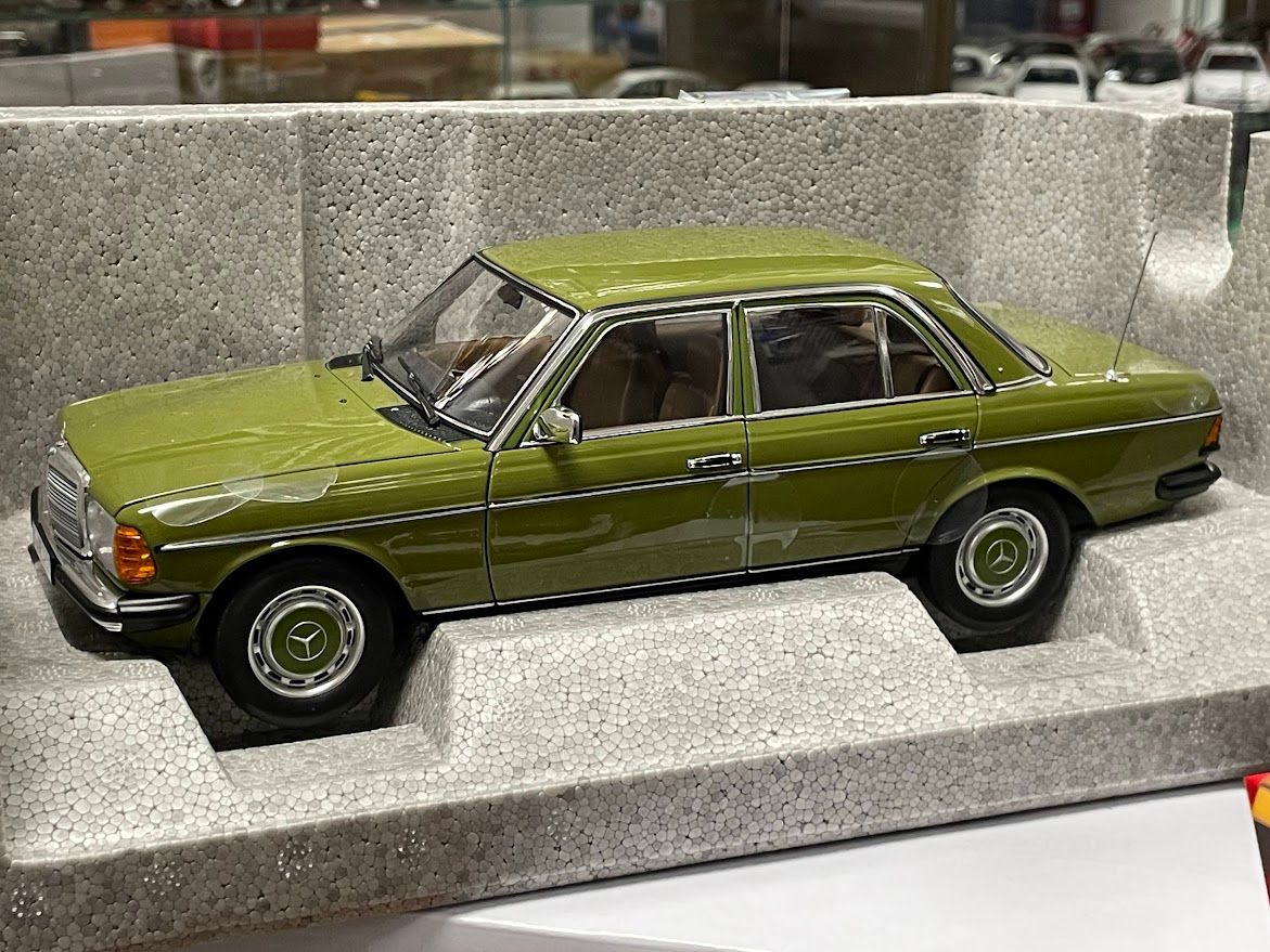 Mercedes-Benz 200 W123 1980 1:18 NOREV Dealer Edition B66040721