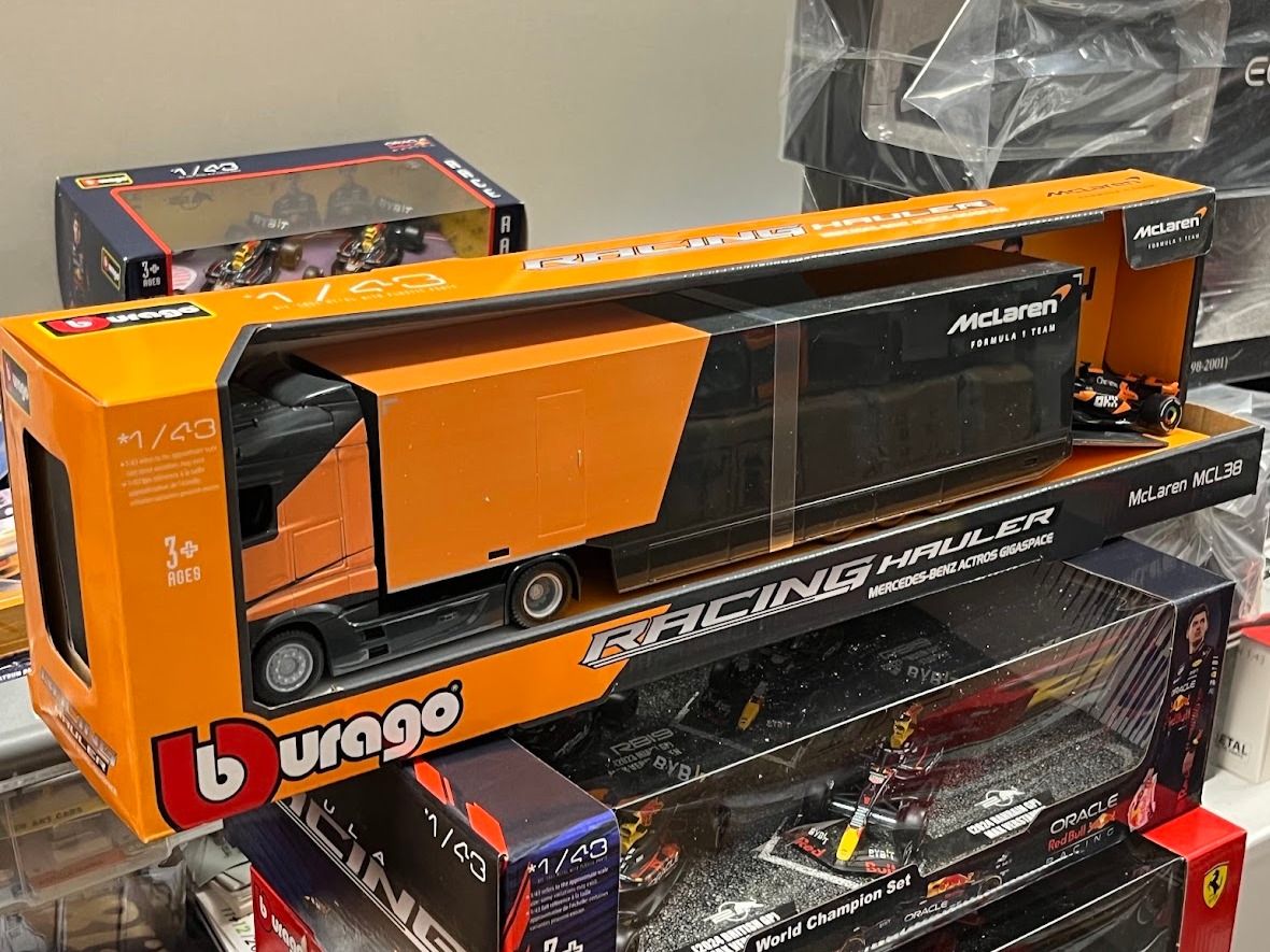 Mercedes-Benz Actros F1 Race Car Transporter + McLaren MCL38 No.4 Norris 1:43 Bburago Formula Racing 18-38401