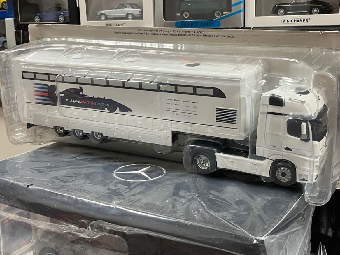 Mercedes-Benz Actros MP4 Race Transporter Williams Martini Racing 2016 1:43 Altaya Premium Collectibles MY8ALA0002
