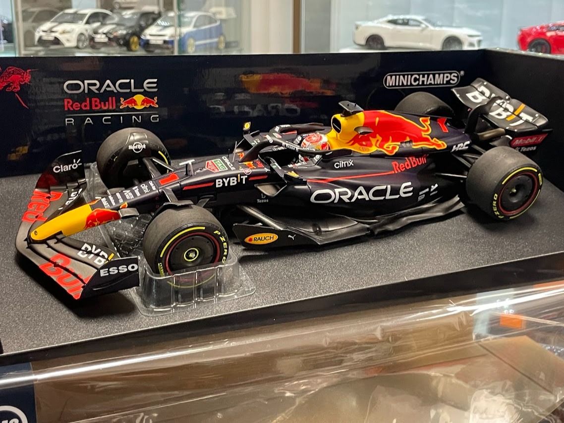 Red Bull Honda RB18 No.1 WORLD CHAMPION WINNER DUTCH GP Verstappen F1 2022 1:18 Minichamps 110221501